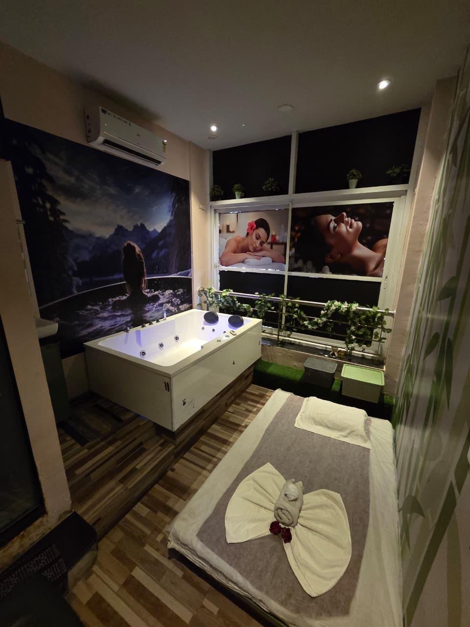 Jacuzzi suite with scenic mural wall