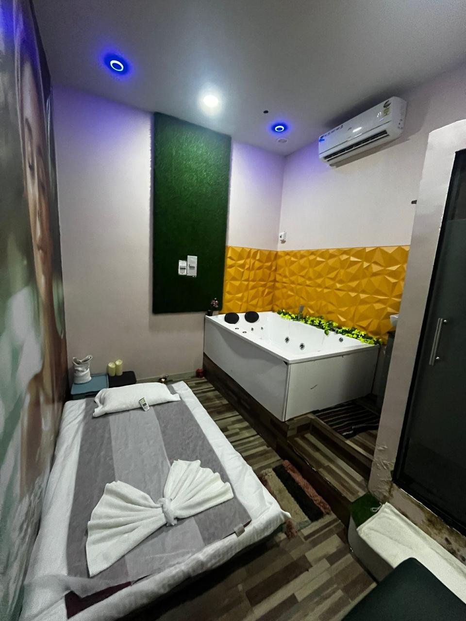 Private jacuzzi treatment room