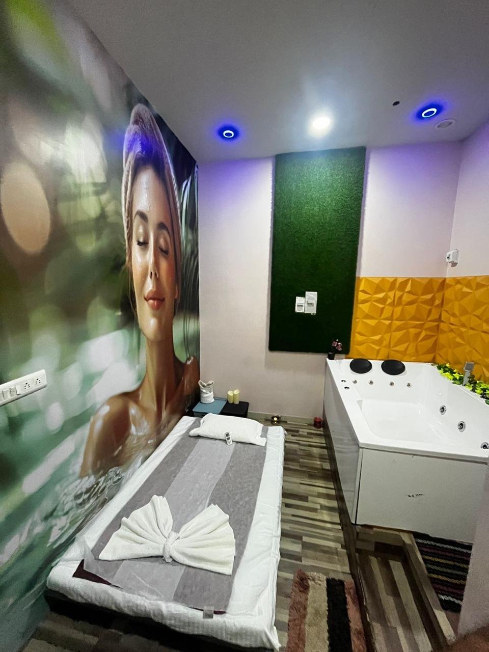 Jacuzzi suite with tropical wall mural